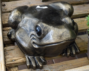 TOAD SITTING METAL ORNAMENT